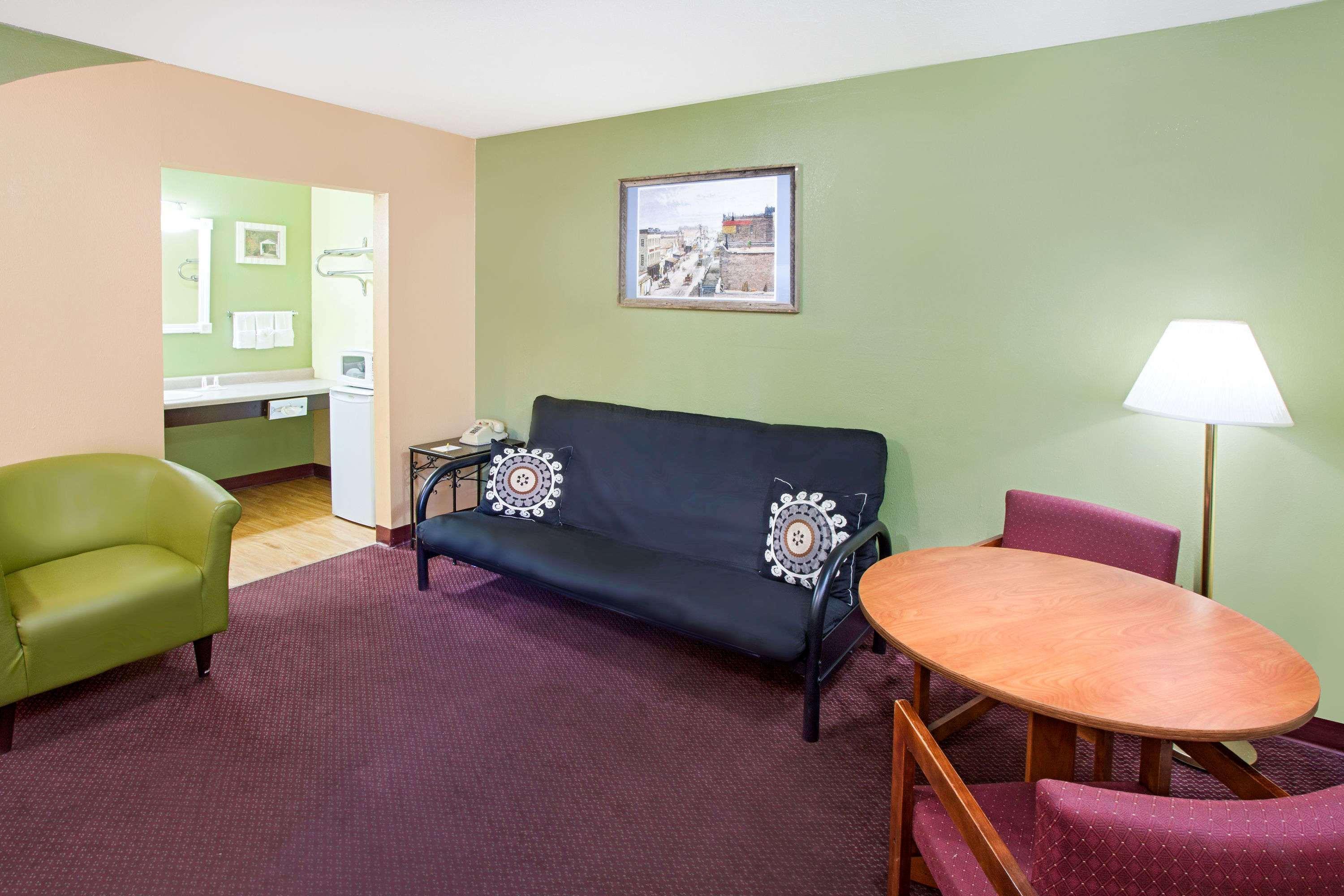 Days Inn & Suites By Wyndham Terre Haute Esterno foto