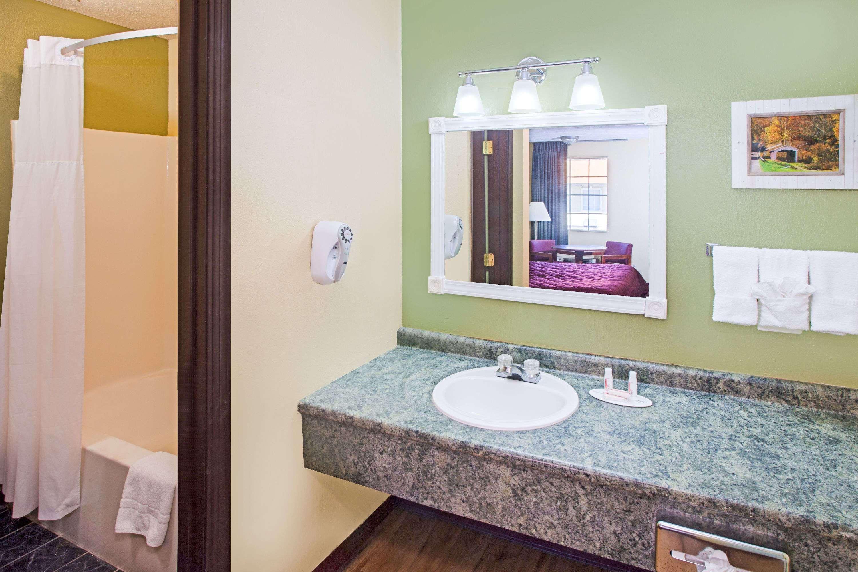 Days Inn & Suites By Wyndham Terre Haute Esterno foto