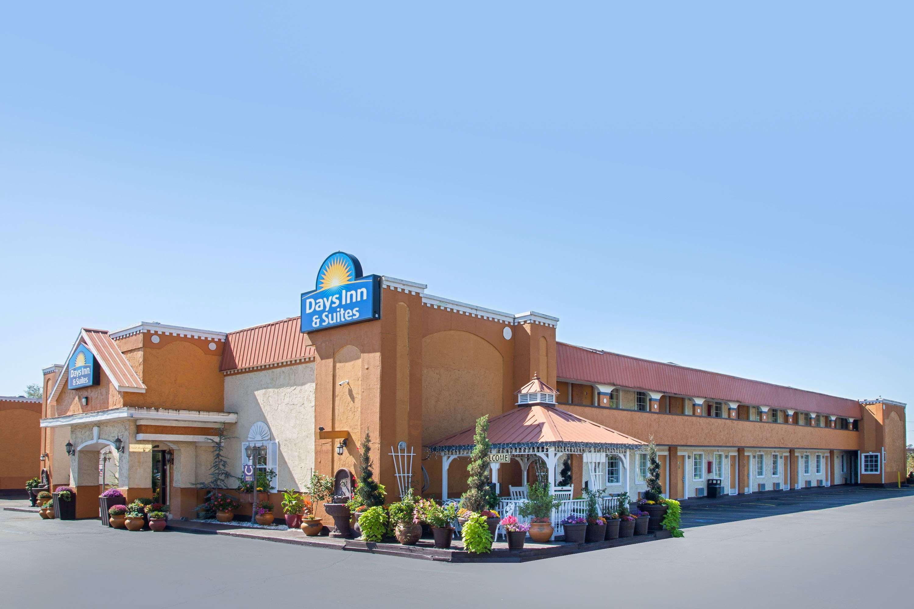 Days Inn & Suites By Wyndham Terre Haute Esterno foto
