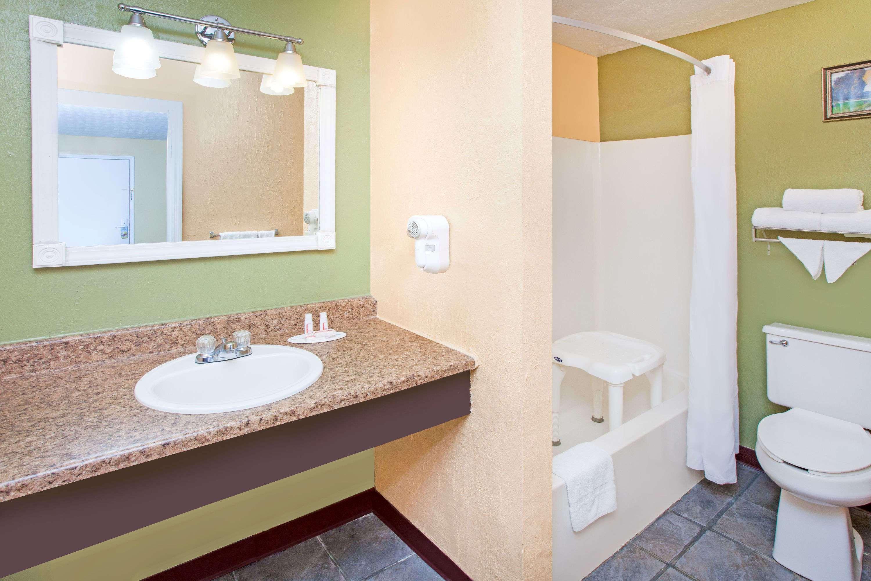 Days Inn & Suites By Wyndham Terre Haute Esterno foto