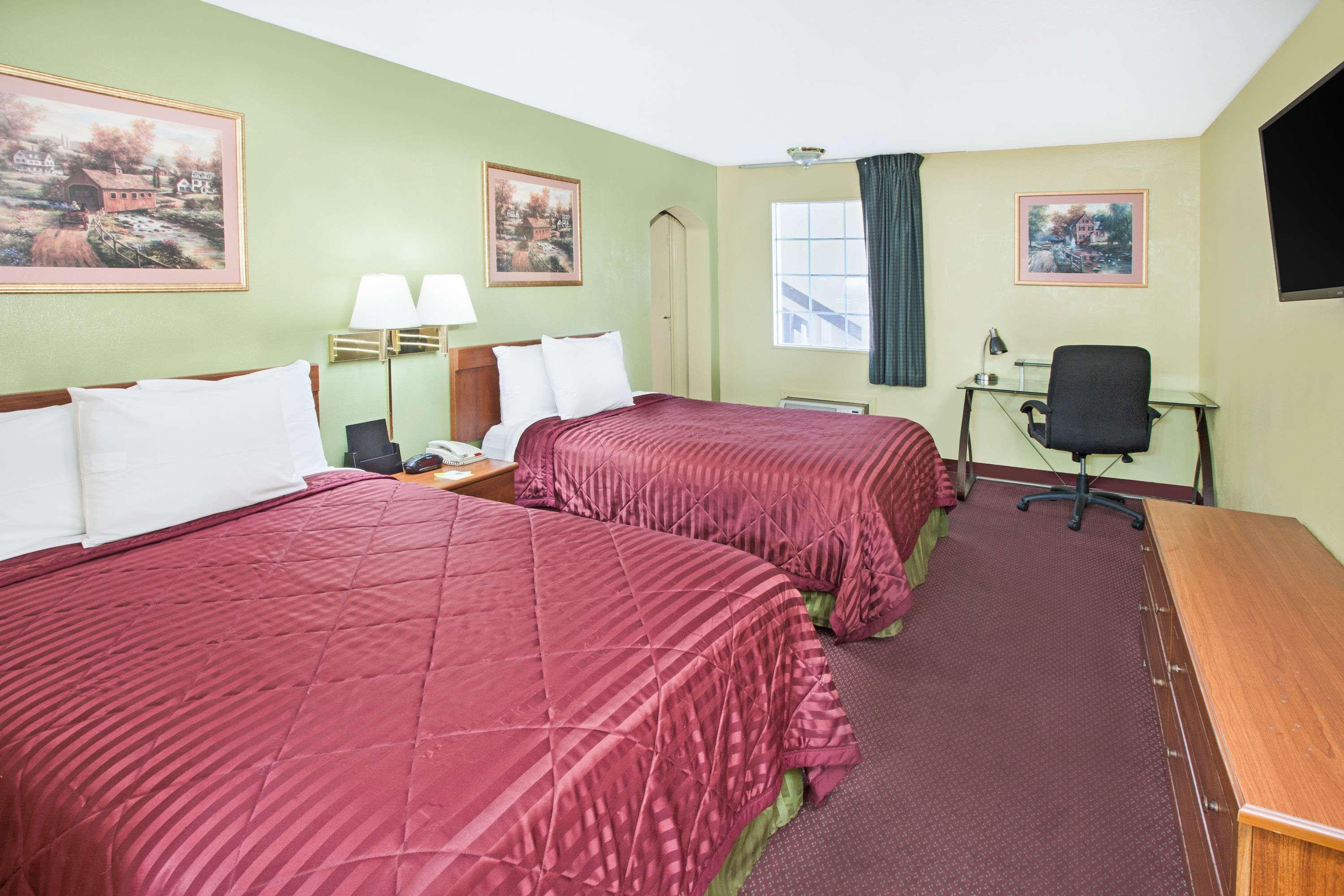 Days Inn & Suites By Wyndham Terre Haute Esterno foto