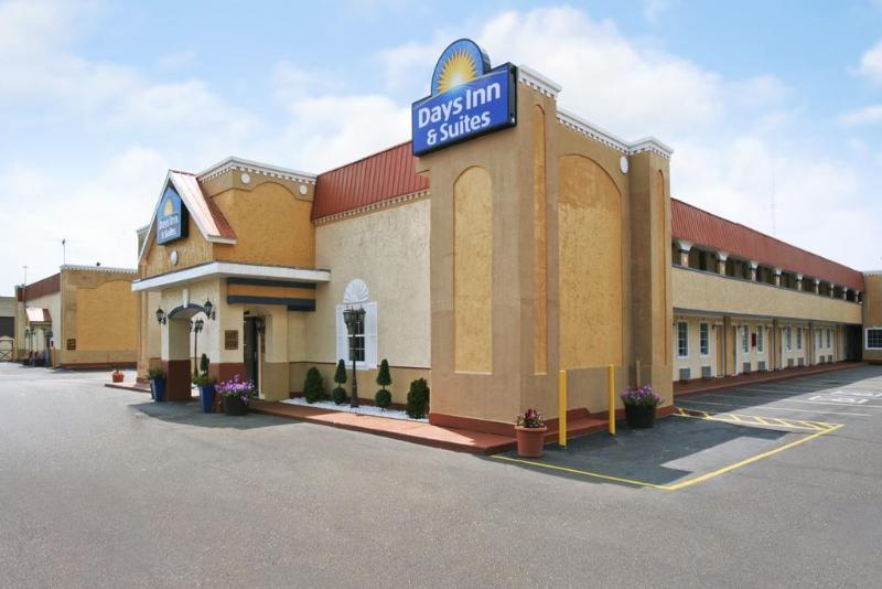 Days Inn & Suites By Wyndham Terre Haute Esterno foto
